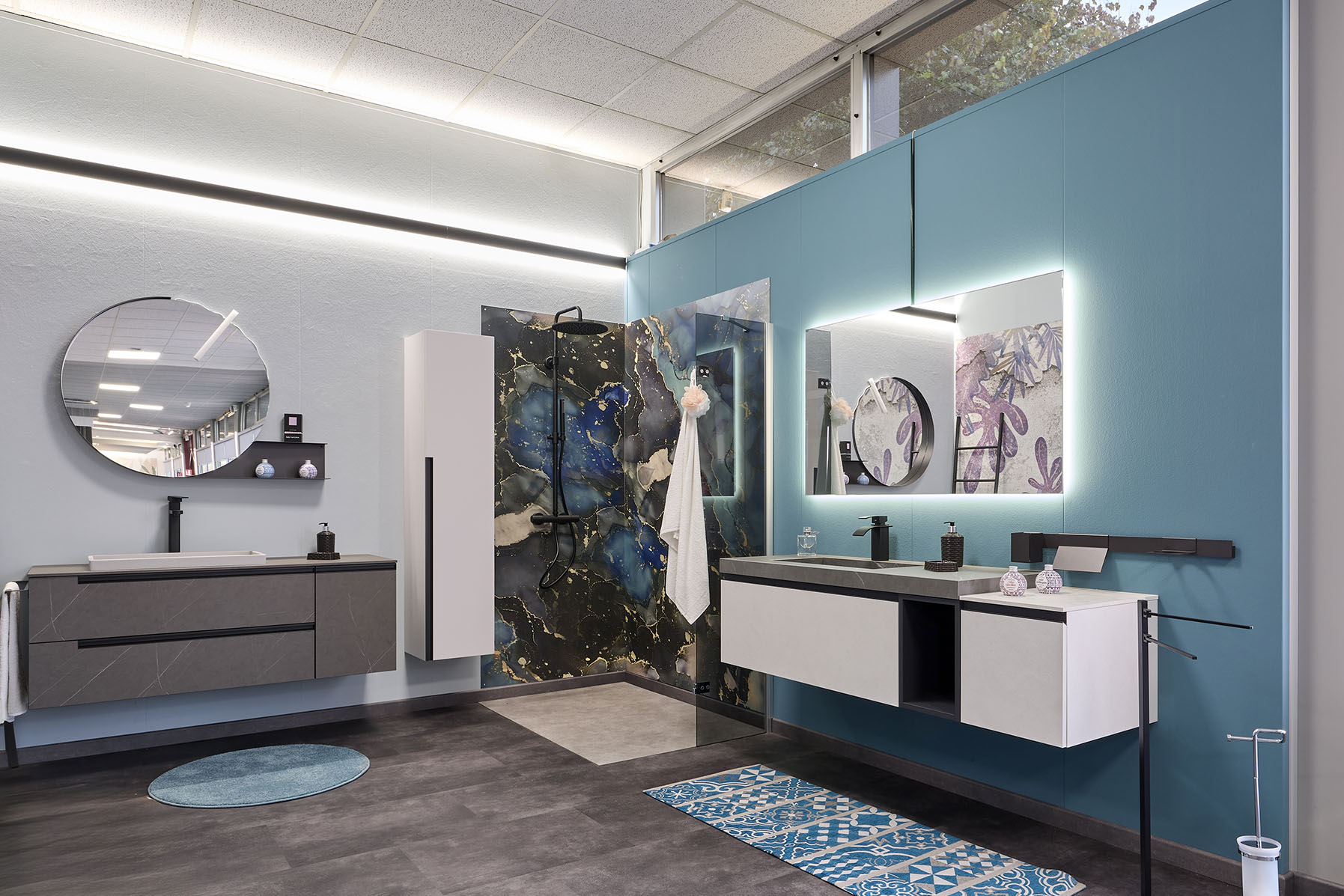 Panoramica di bagno in esposizione con toni blu.