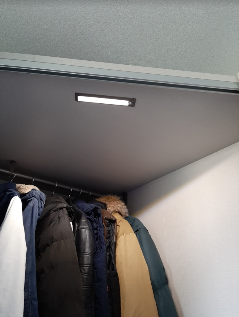 illuminazione integrata cabina armadio 