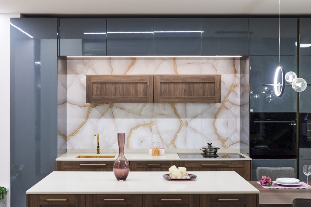 Cucina con finiture lucide e isola di design.