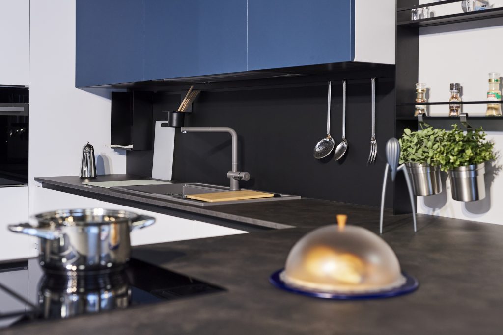 Cucina con penisola e scomparti a vista.