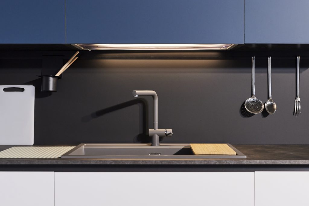 Lavello della cucina in metallo opaco.