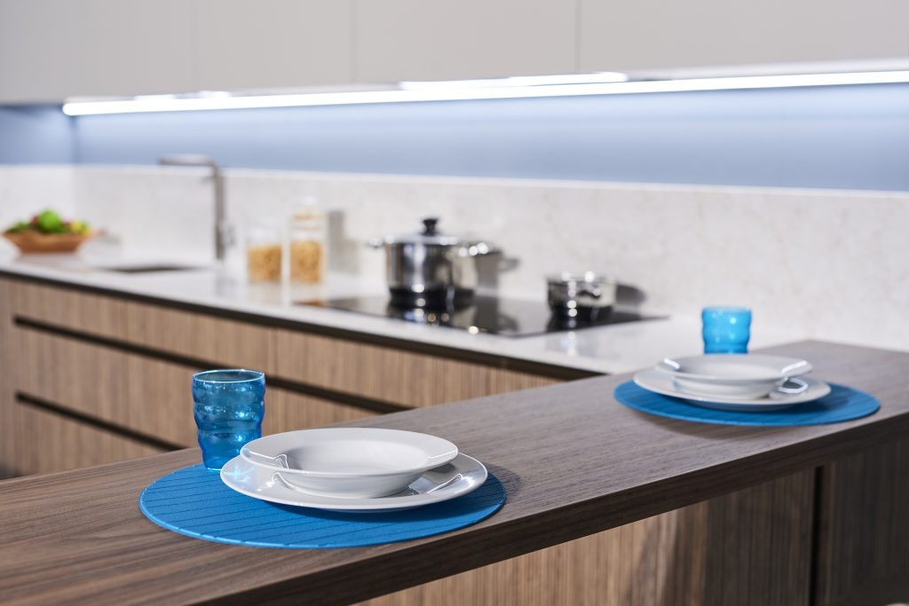 Tavolo da bar inserito in cucina domestica.