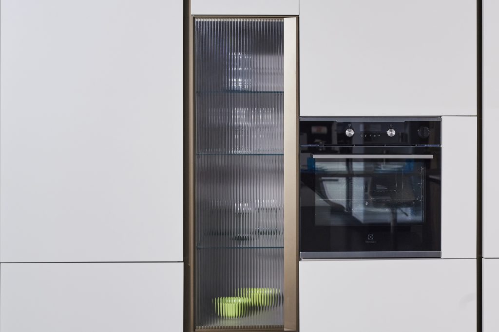 Forno e anta vetrata a lato per cucina.