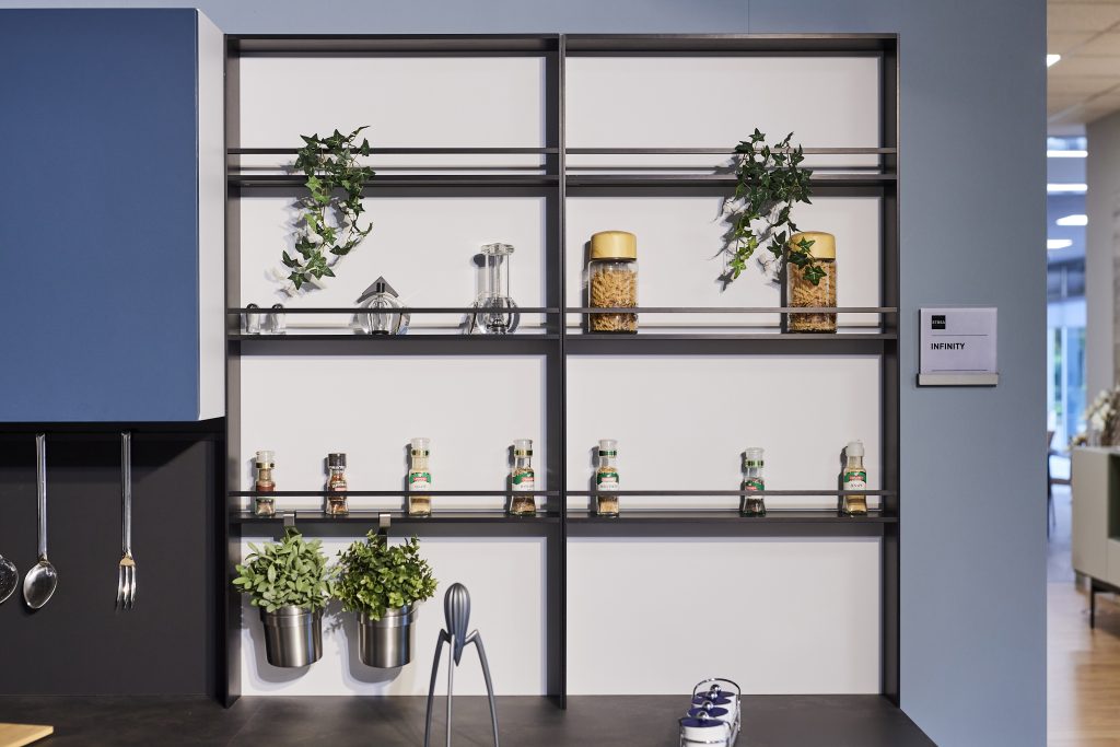 Scaffale di cucina con spezie e contenitori a vista.