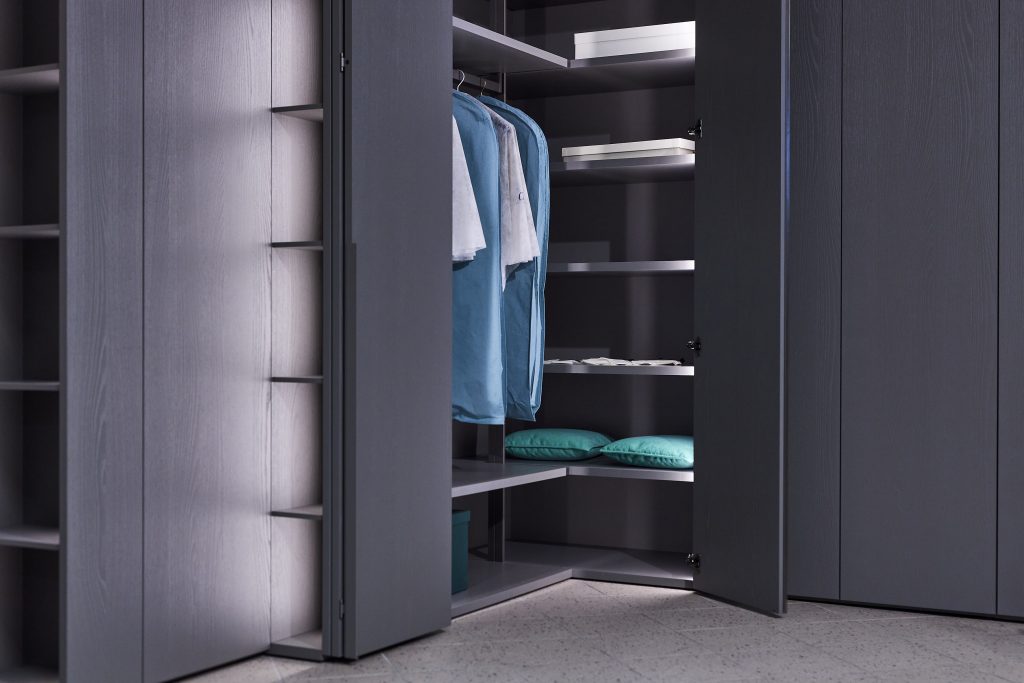Armadio in legno scuro con ante apribili totalmente.