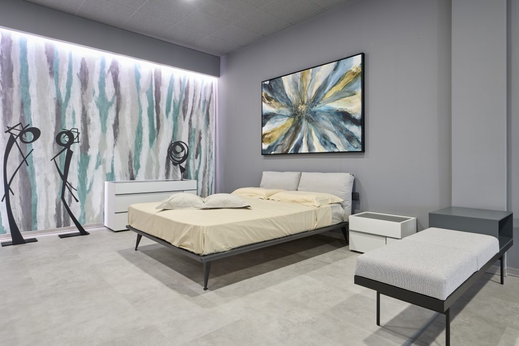 Camera da letto matrimoniale con pareti grigio scuro.