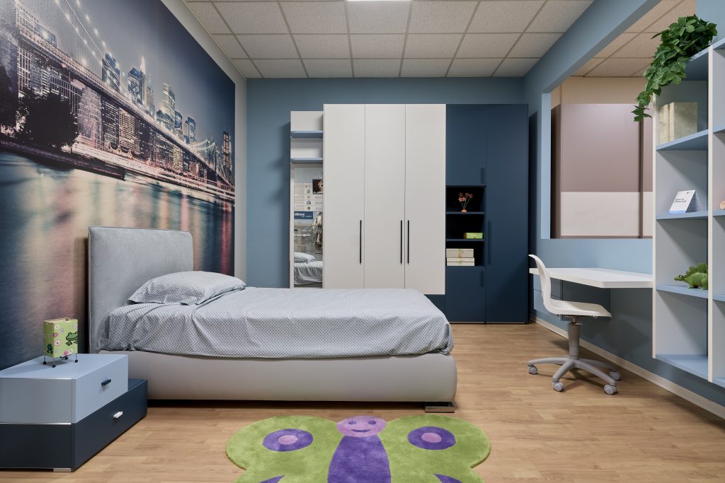Camera da letto singola per bambino con scrivania.