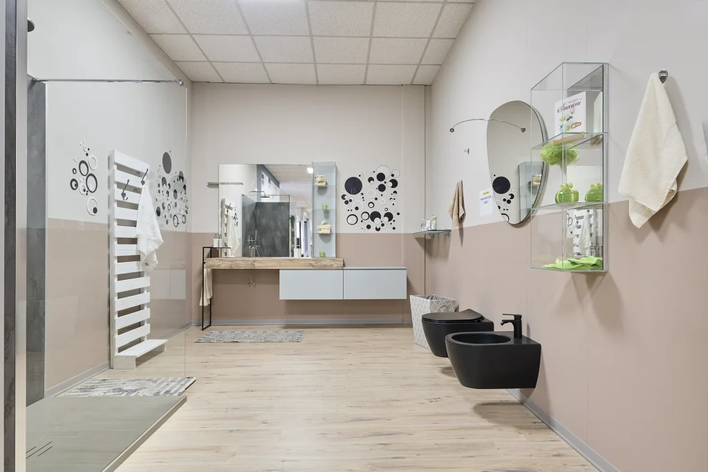 Arredo bagno con tonalità tenui e colori caldi.