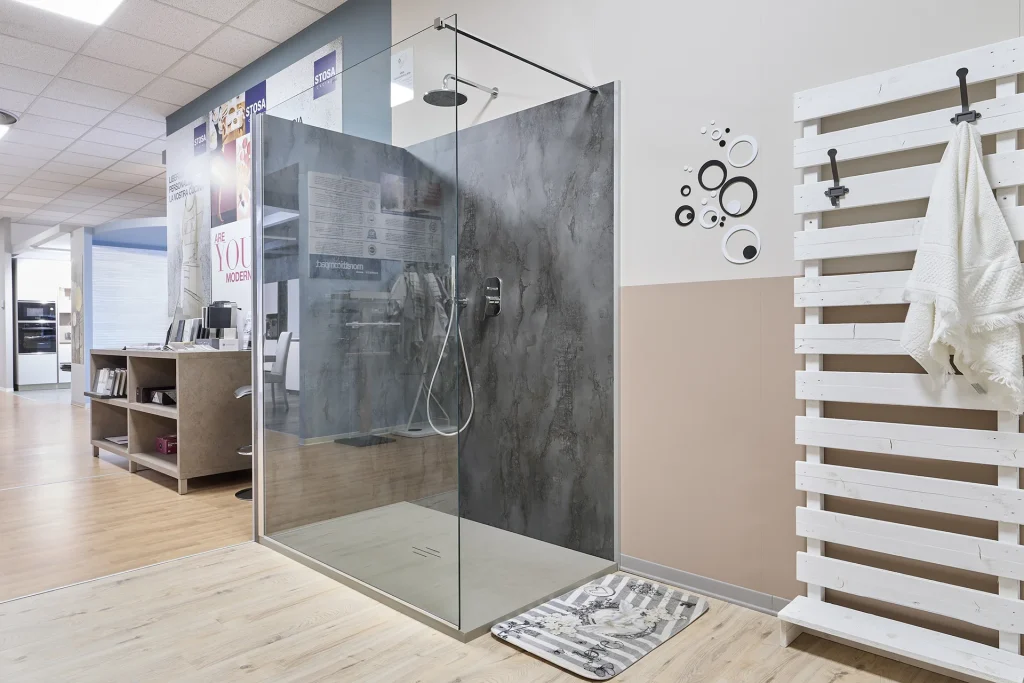 Doccia in pietra con separatore in vetro.