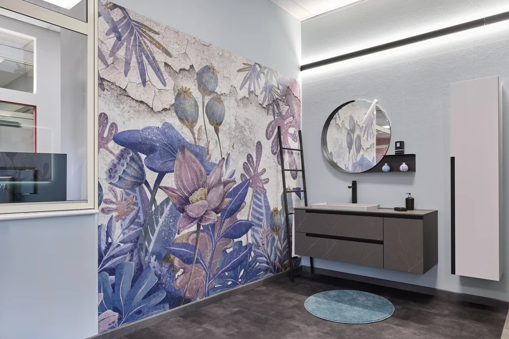 Arredo bagno con parete decorativa a tema piante.