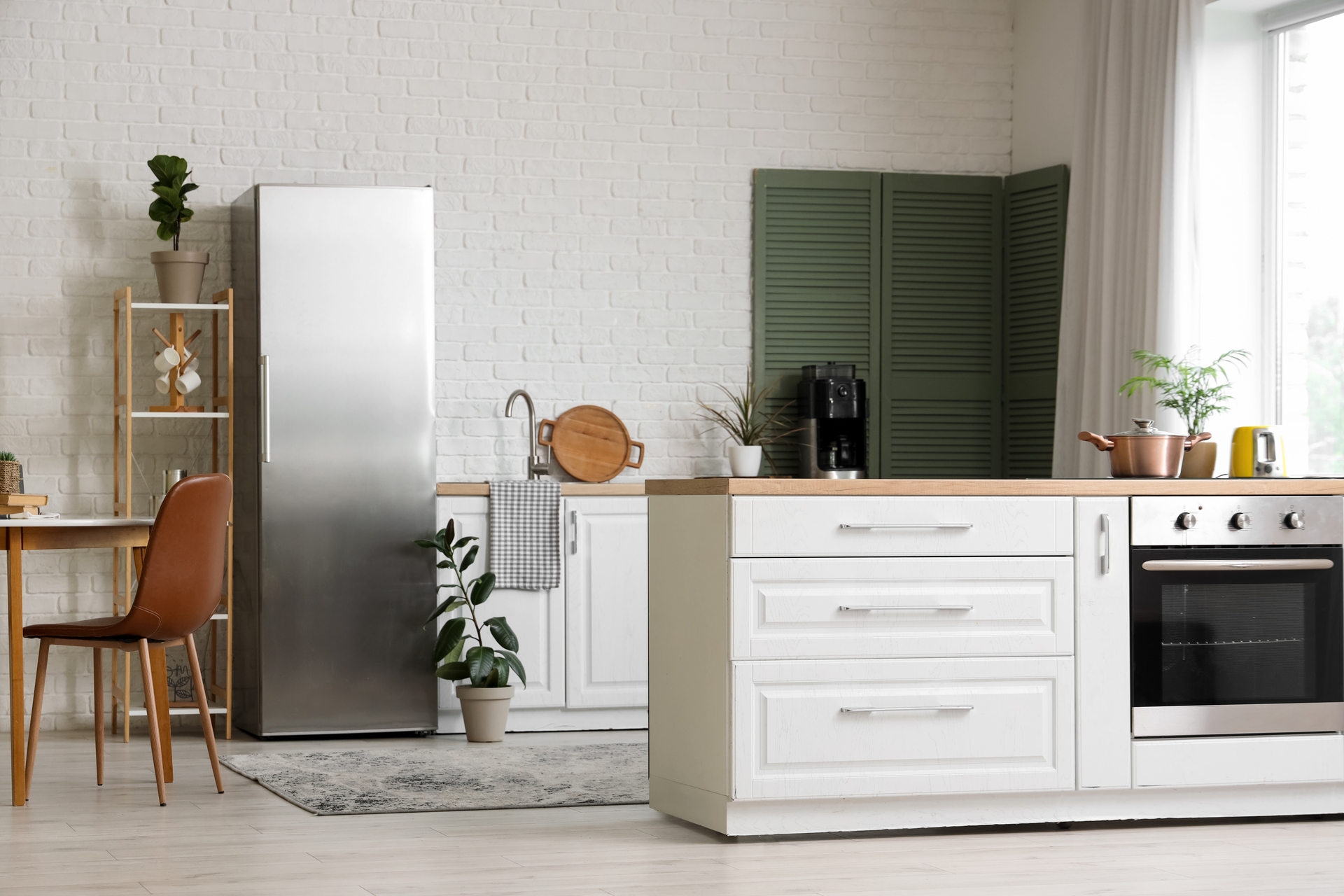 Cucina con frigorifero e mobili bianchi.