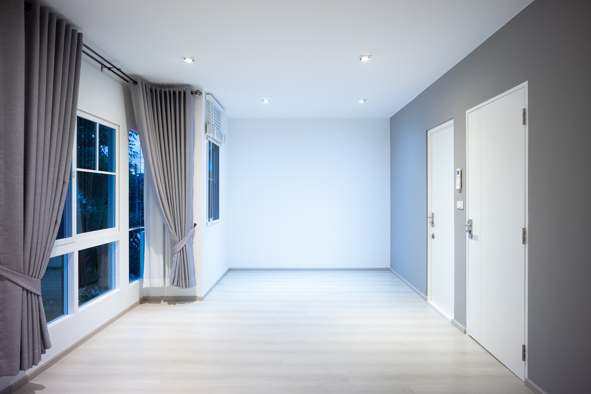 Stanza vuota con controsoffitto in cartongesso e LED.