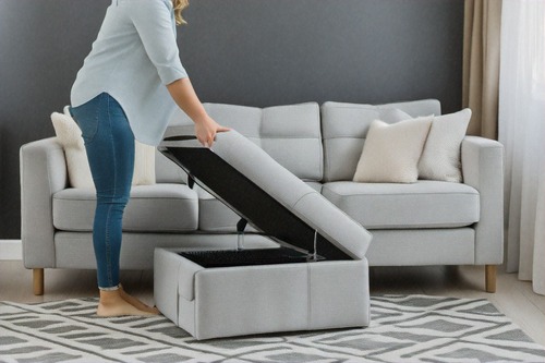 Donna che apre un divano modulare 