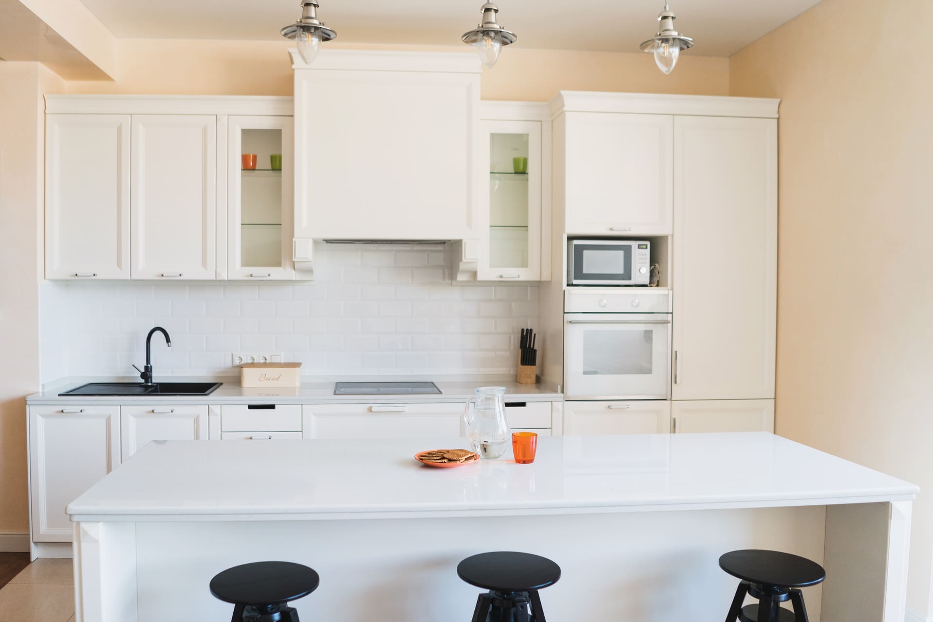 Cucina piccola con isola su misura.