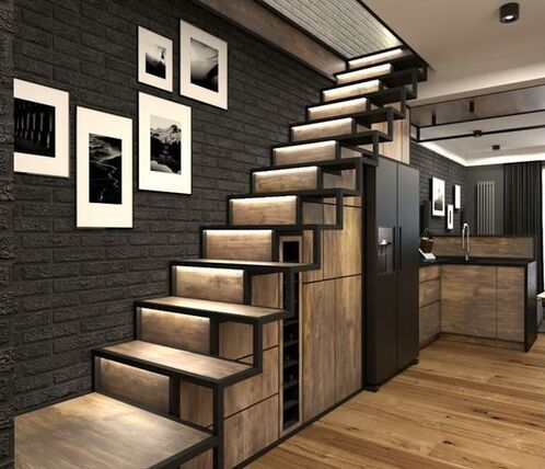 Scala in legno e ferro battuto illuminata