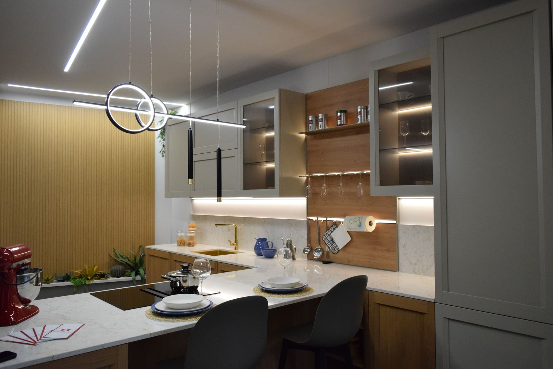 Cucina con parete effetto cannettato progetto arredamento Saccani Design